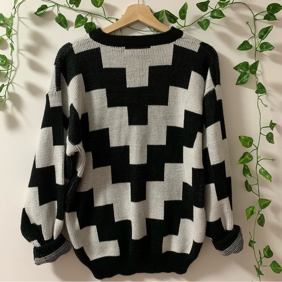 Vintage Knit Sweater 🤍 - Picture 4 of 7